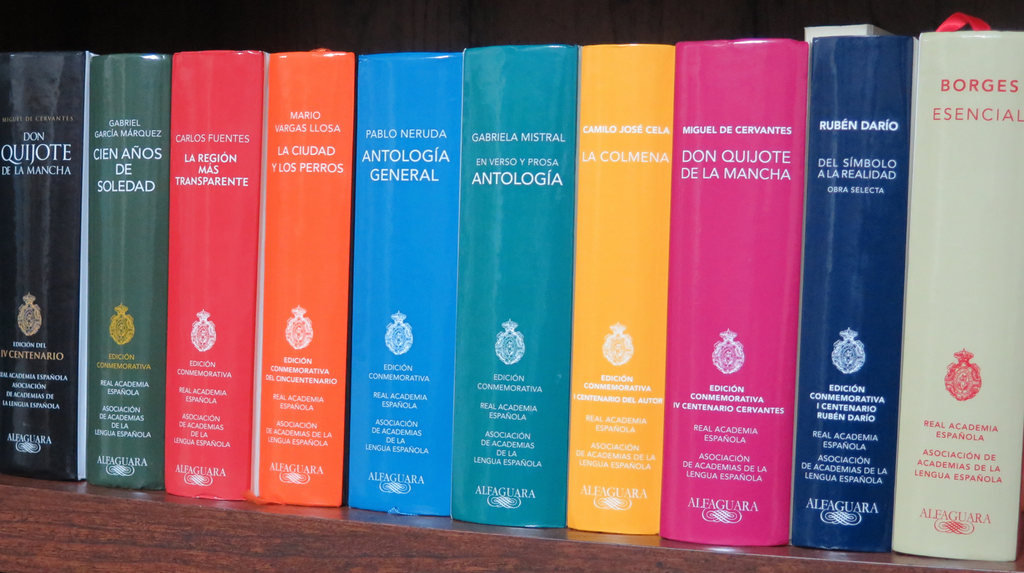 {'language': [{'attrs': {'id': '2'}, 'value': 'LA CIUDAD Y LOS PERROS'}, {'attrs': {'id': '3'}, 'value': 'LA CIUDAD Y LOS PERROS. EDICIÓN CINCUENTENARIO'}]}