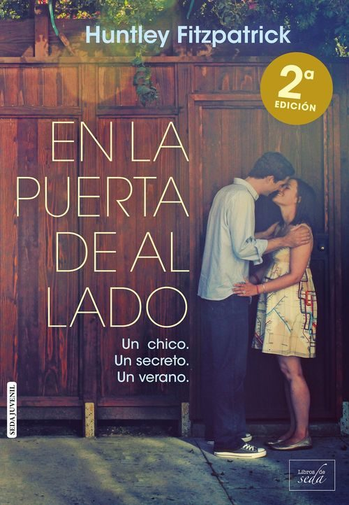 EN LA PUERTA DE AL LADO