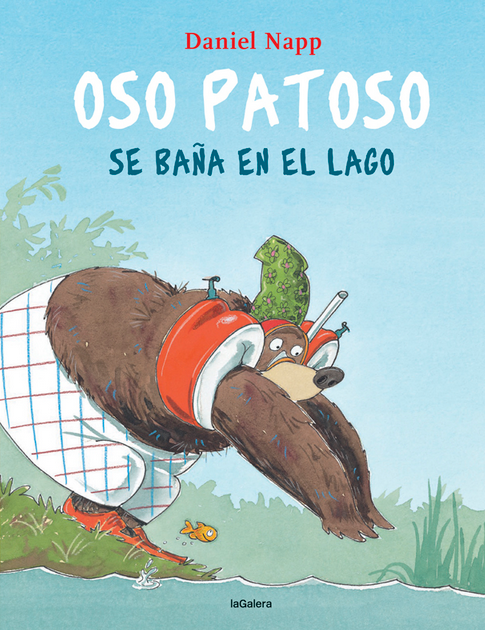 OSO PATOSO SE BAÑA EN EL LAGO